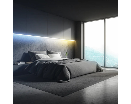 Modernes Schlafzimmer mit Bett, Teppich und großem Fenster