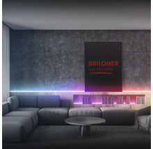 Modernes Wohnzimmer mit LED-Beleuchtung und Briloner Logo