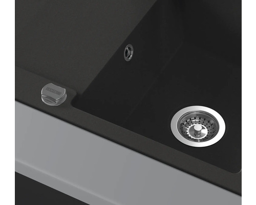 Detailansicht einer schwarzen Küchenspüle mit Abflussgarnitur