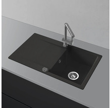 Schwarze Küchenspüle mit Armatur auf einer Arbeitsplatte