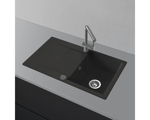 Schwarze Küchenspüle mit Armatur auf einer Arbeitsplatte
