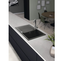 Évier de cuisine avec robinet dans une cuisine moderne