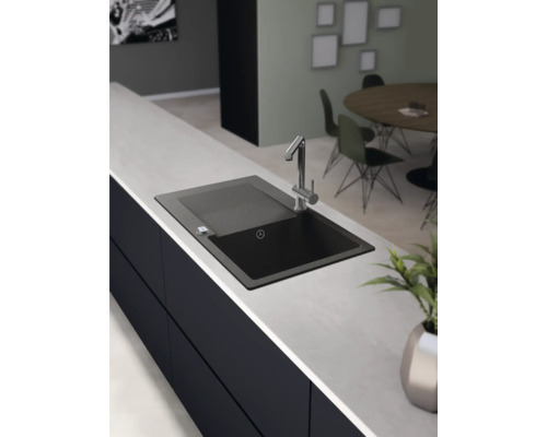 Évier de cuisine avec robinet dans une cuisine moderne