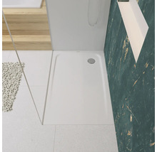 Badezimmer mit flacher Duschwanne, Duschabtrennung und Dekoration
