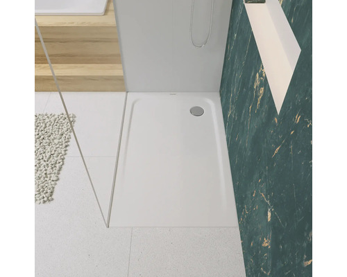 Badezimmer mit flacher Duschwanne, Duschabtrennung und Dekoration