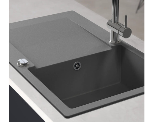 Évier en matériau composite avec égouttoir et robinet