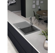 Évier avec robinet sur un comptoir de cuisine.