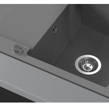 Vue détaillée d'un évier de cuisine gris avec drain