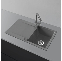 Évier avec égouttoir et robinet sur un plan de travail