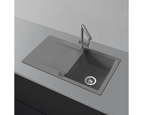 Évier avec égouttoir et robinet sur un plan de travail