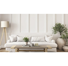 Salon avec canapé, table, lampadaire et plantes d'intérieur