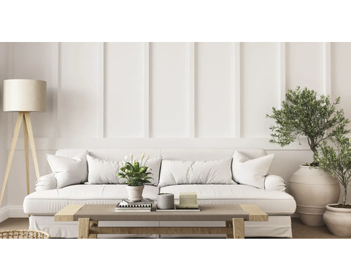 Salon avec canapé, table, lampadaire et plantes d'intérieur