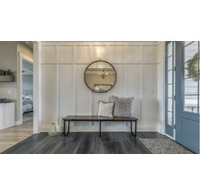 Hall d'entrée avec miroir, banc et coussins décoratifs au mur