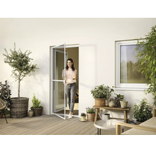 Terrasse avec porte moustiquaire, plantes et femme