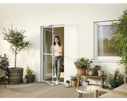 Terrasse avec porte moustiquaire, plantes et femme