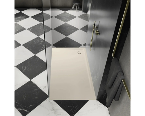 Douche à l'italienne avec receveur dans une salle de bain avec carrelage en damier.