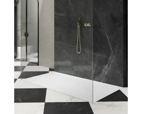 Badezimmer mit Dusche, Duscharmatur und Schachbrettfliesen