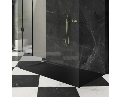 Badezimmer mit schwarzer Duschwanne, Marmorwand und Duschkopf