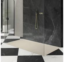Douche à l'italienne avec pommeau de douche et paroi en verre dans une salle de bains à motif en damier