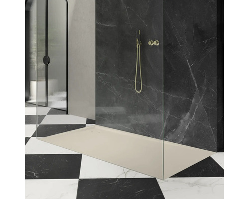 Douche à l'italienne avec pommeau de douche et paroi en verre dans une salle de bains à motif en damier