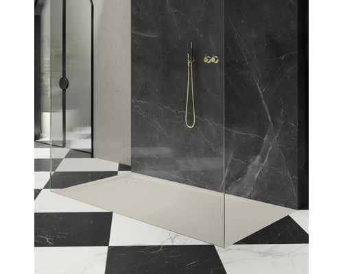 Douche à l'italienne avec receveur de douche, robinetterie de douche et paroi de douche devant un mur en marbre et un sol en damier