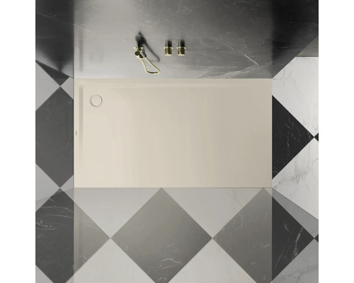 Receveur de douche de forme rectangulaire avec robinetterie de douche sur sol carrelé