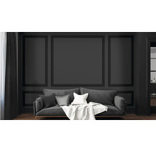 Salon avec canapé, coussins, couverture et panneaux muraux