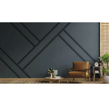 Salon avec lambris mural bleu foncé, fauteuil et décorations