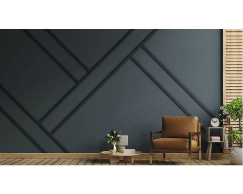 Salon avec lambris mural bleu foncé, fauteuil et décorations