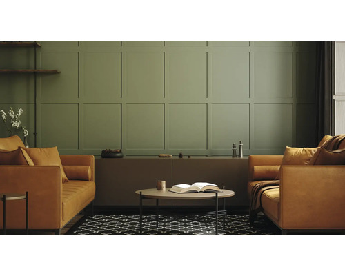 Salon avec deux canapés, table basse et décoration murale.