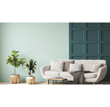 Salon avec canapé, table d'appoint et plantes d'intérieur