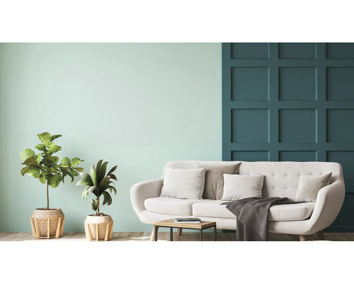 Salon avec canapé, table d'appoint et plantes d'intérieur