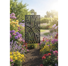 Brise-vue de jardin décoratif en métal avec motif moderne dans un jardin fleuri.