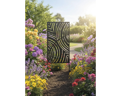 Brise-vue de jardin décoratif en métal avec motif moderne dans un jardin fleuri.