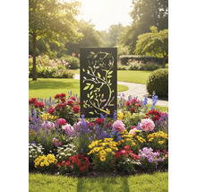 Tuteur de jardin décoratif avec motif d'arbre dans un parterre de fleurs.