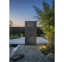 Brise-vue décoratif en métal avec motif dans un jardin zen