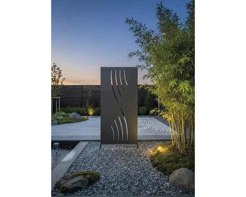 Brise-vue décoratif en métal avec motif dans un jardin zen