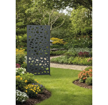 Panneau d'intimité décoratif en métal dans le jardin avec des découpes organiques