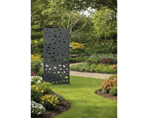 Panneau d'intimité décoratif en métal dans le jardin avec des découpes organiques