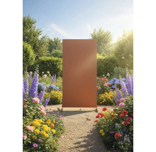 Paravent autoportant en métal dans le jardin, entre les parterres de fleurs