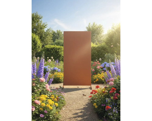 Paravent autoportant en métal dans le jardin, entre les parterres de fleurs