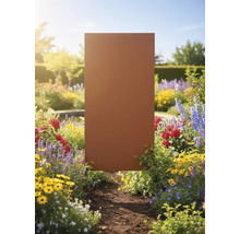 Paravent décoratif en métal dans un jardin fleuri