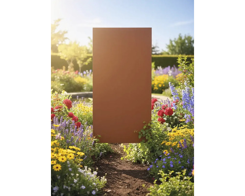 Paravent décoratif en métal dans un jardin fleuri