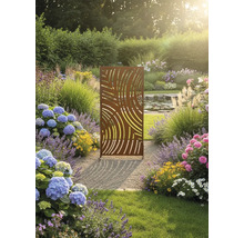 Écran d'intimité décoratif en métal avec motif incurvé dans un jardin fleuri