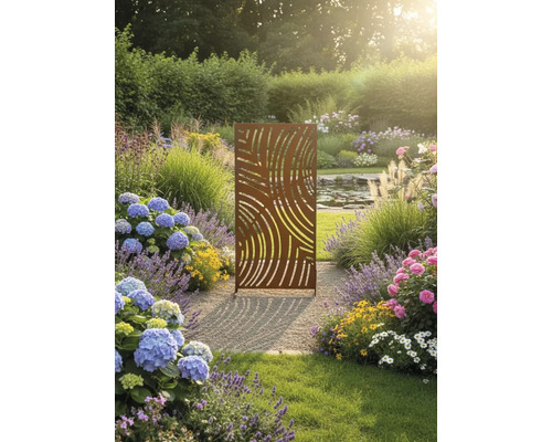 Écran d'intimité décoratif en métal avec motif incurvé dans un jardin fleuri