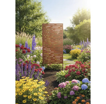 Brise-vue décoratif en métal dans un jardin avec parterre de fleurs