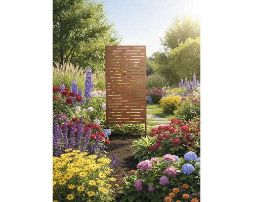 Brise-vue décoratif en métal dans un jardin avec parterre de fleurs