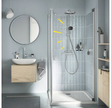 Salle de bains moderne avec douche, lavabo et miroir pour une atmosphère claire et organisée.