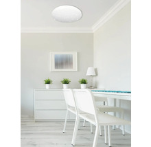 Heller Raum mit moderner Deckenspotslampe und weißen Möbeln