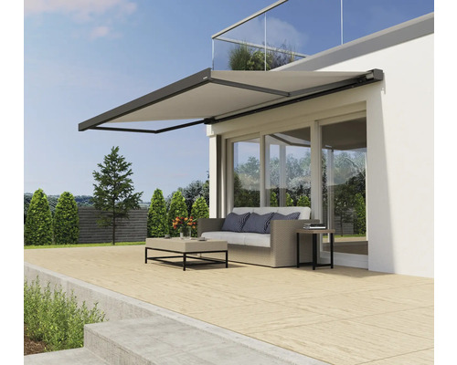 Terrasse mit Markise, Sitzgruppe und Glasgeländer